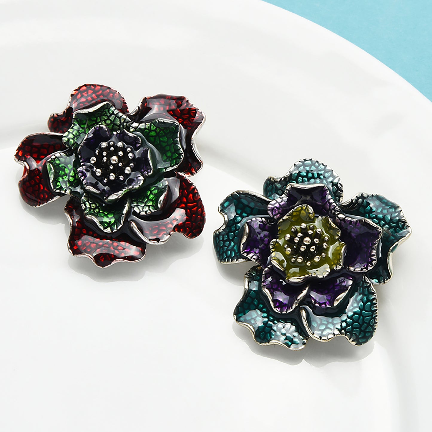 Elegante Brosche in Blumenform mit handbemalter Emaille in Grün-, Violett- und Türkistönen, spanische Marke Sonata.