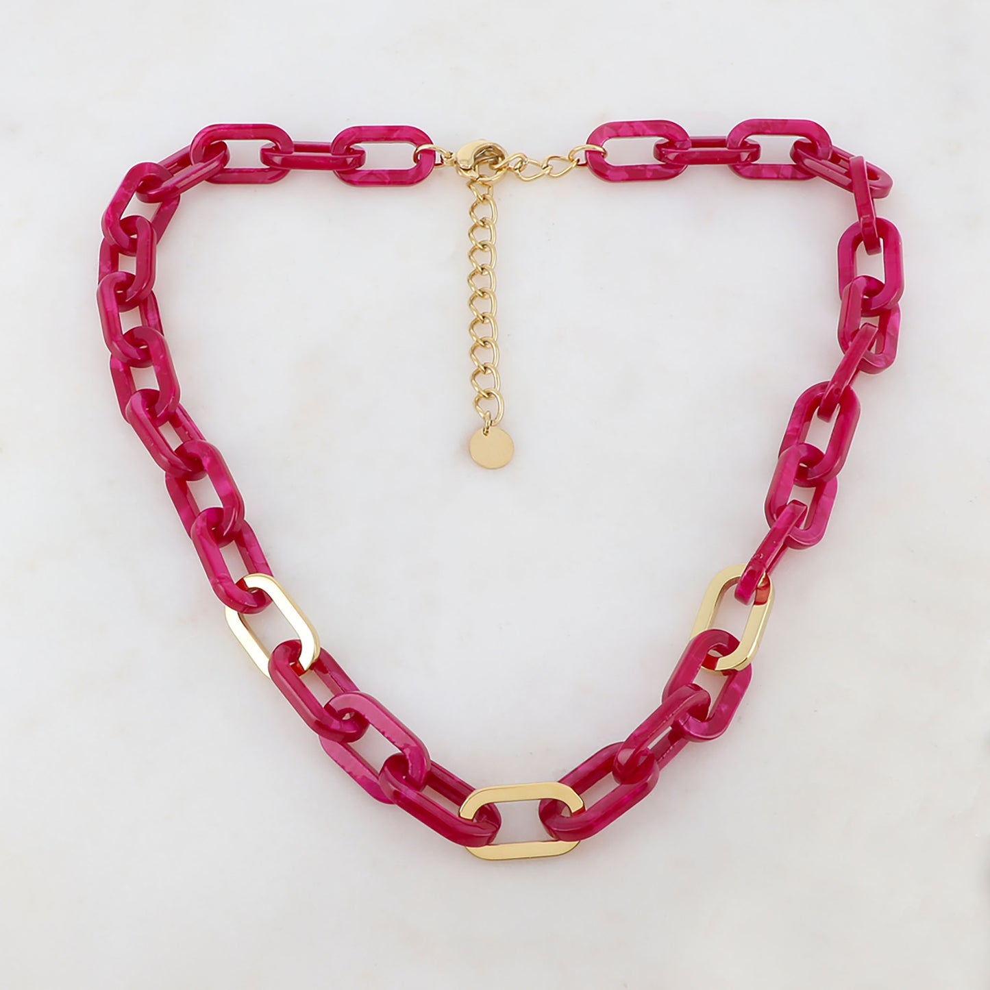 Collar con eslabones acrílicos en tono rosa intenso y detalles dorados, marca francesa Ikita.