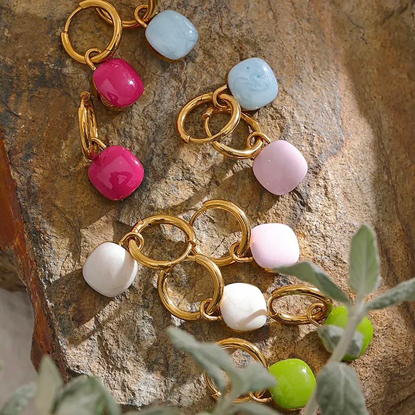 Aros dorados con colgantes de porcelana en blanco alabastro, de la marca francesa Cannelle.