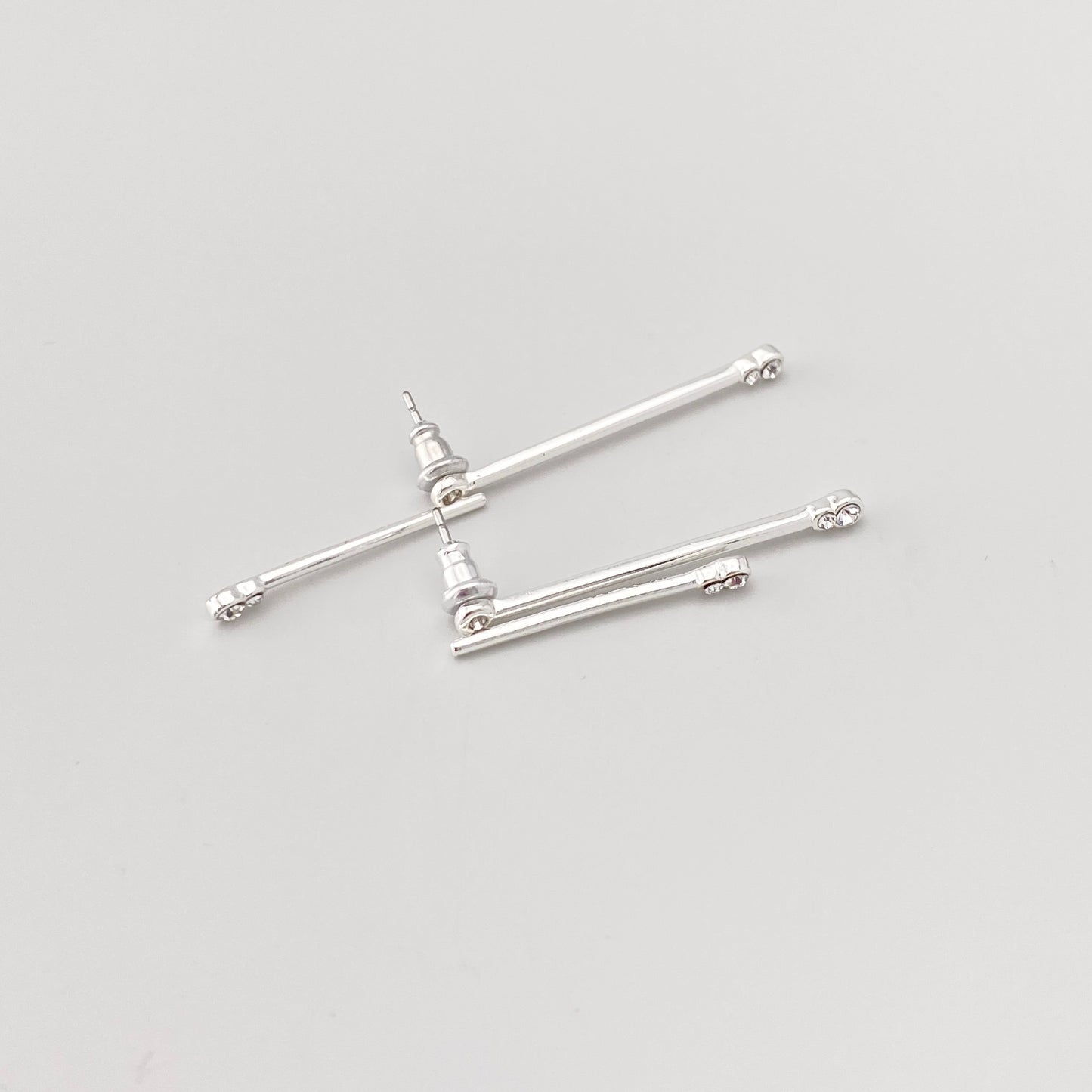 minimalistyczne kolczyki