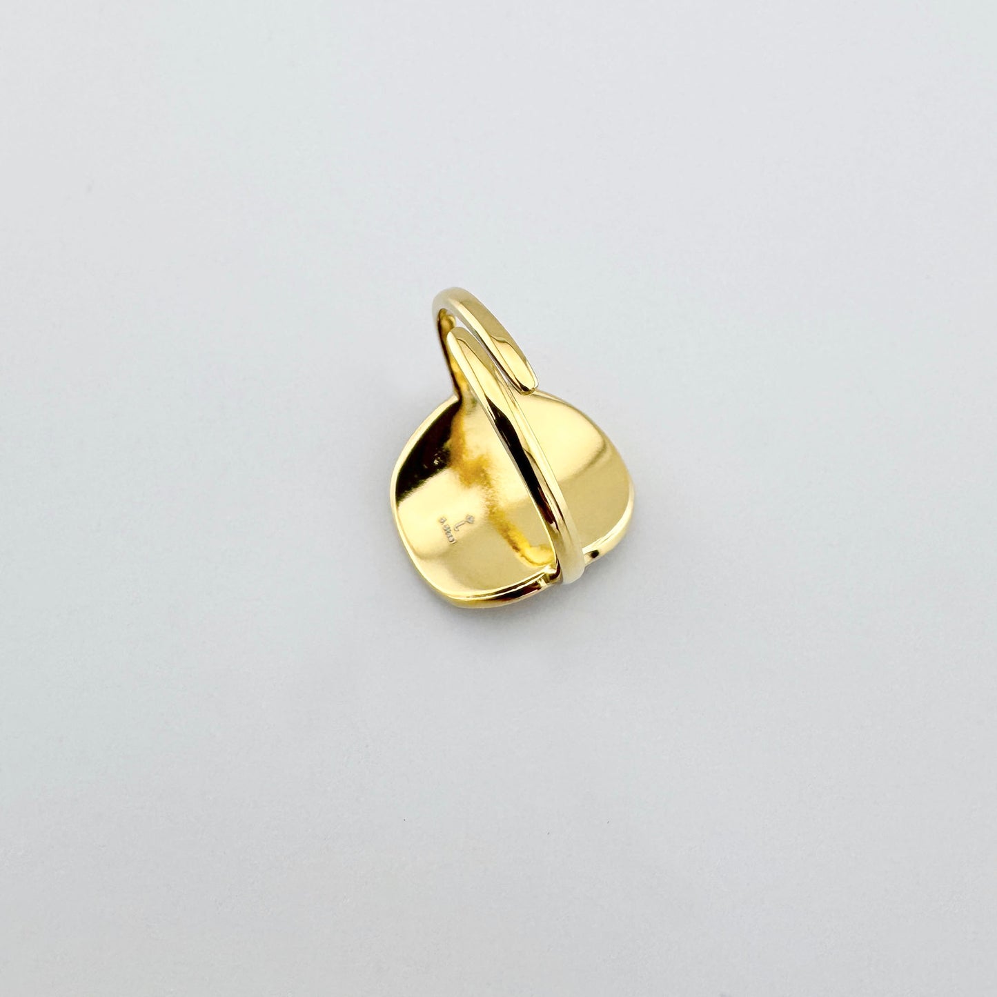 Anillo de acero inoxidable chapado en oro con esmalte rojo y motivo de estrella dorada, marca francesa Ikita.