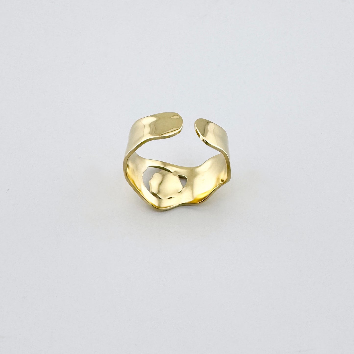 Bague en acier inoxydable doré avec une forme irrégulière et de l’émail vert, marque française Ikita.