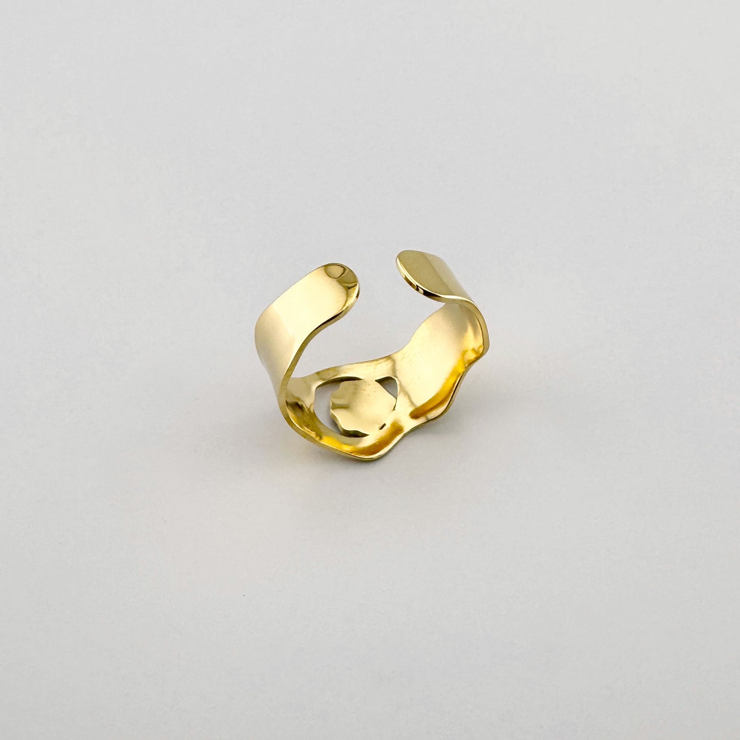 Vergoldeter Edelstahlring mit wellenförmigem Design, Ausschnitt und blauer Emaille, französische Marke Ikita.