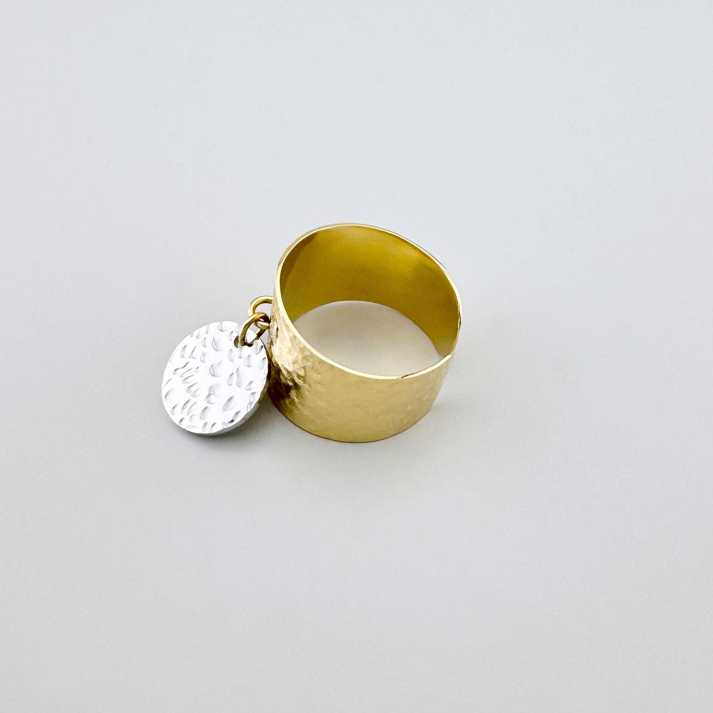 Vergoldeter Edelstahlring mit breitem Band und gold-silbernem Medaillon, französische Marke Ikita.