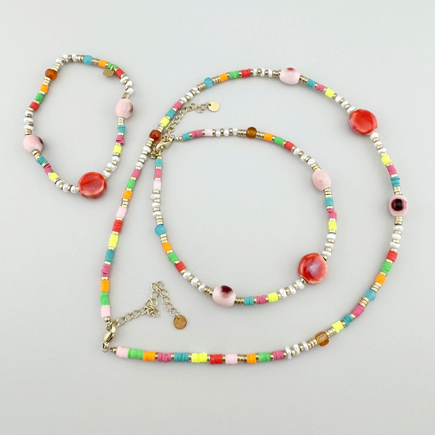 Tobillera hecha de cuentas de colores con varias texturas y materiales, marca francesa Ikita.