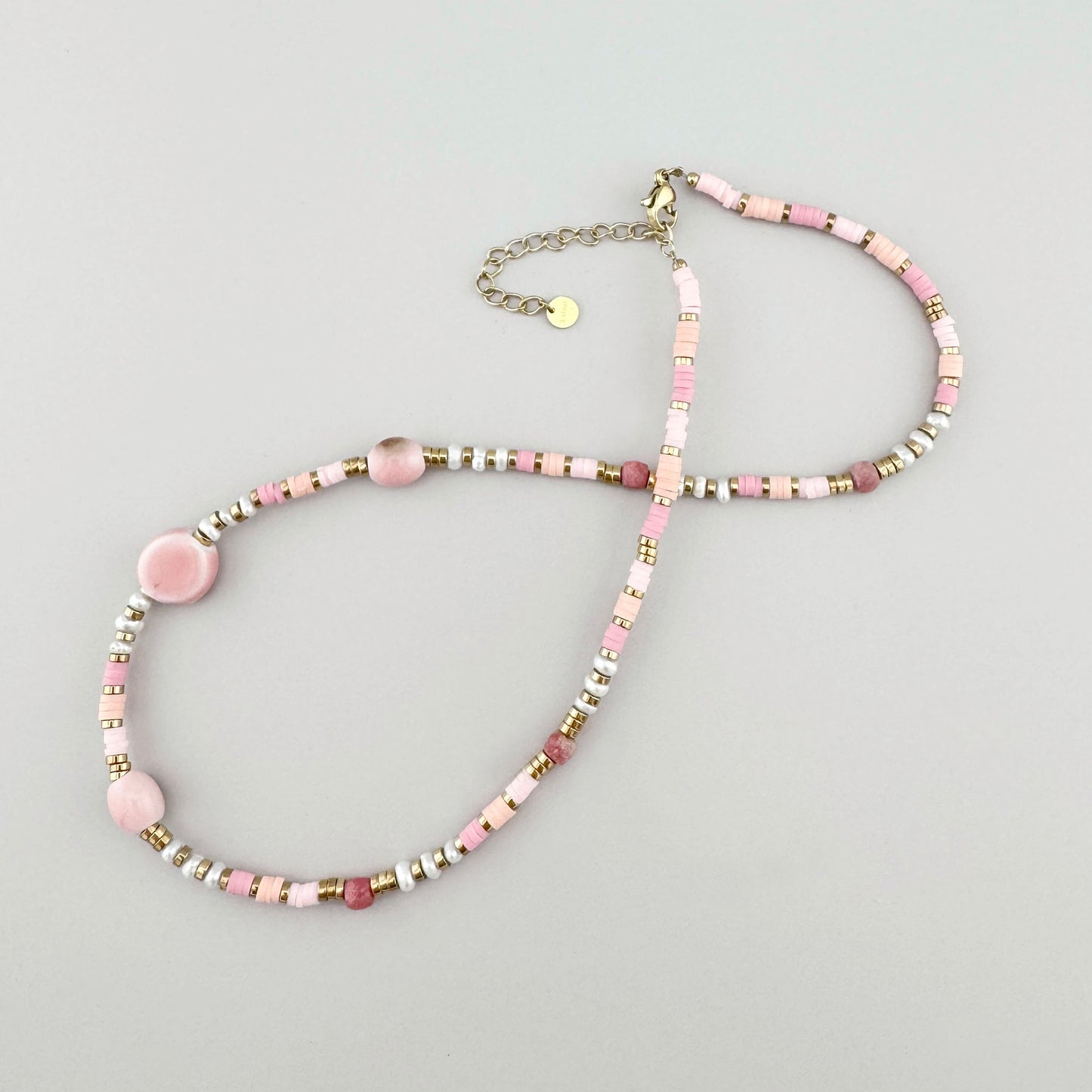 Halskette mit Keramikperlen in zarten Rosa- und Beigetönen, französische Marke Ikita.