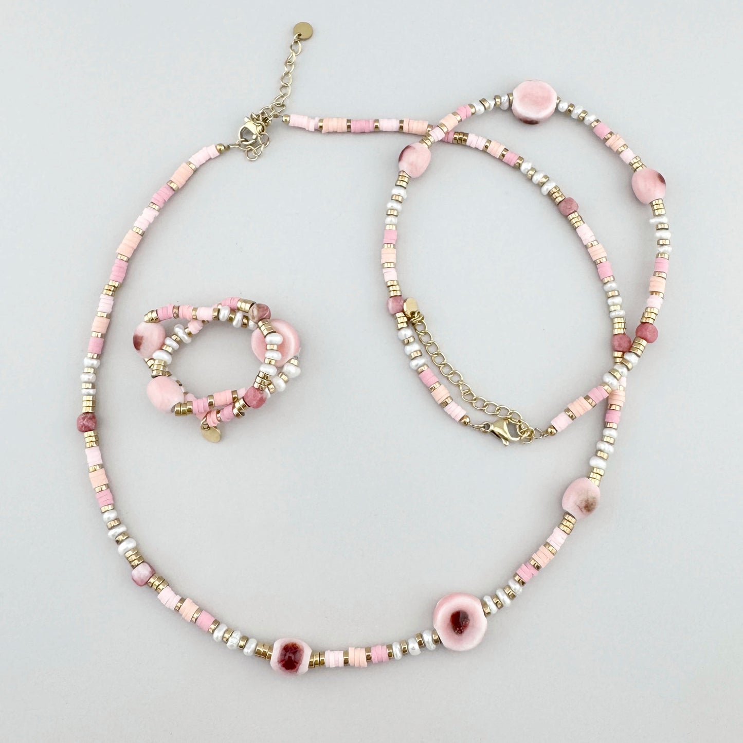 Collier avec perles en céramique dans des tons rose pastel et beige, marque française Ikita.