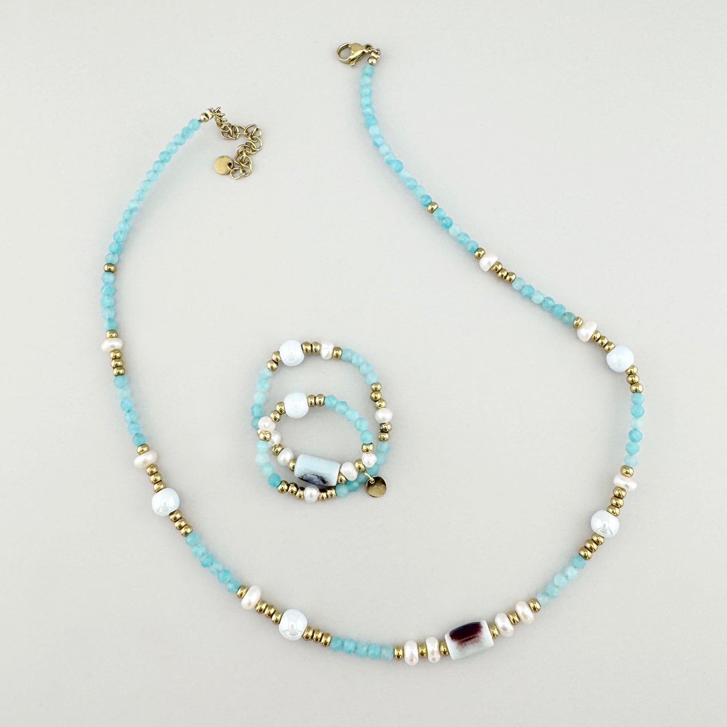 Collar con cuentas turquesas, perlas y colgante cerámico, marca francesa Ikita.