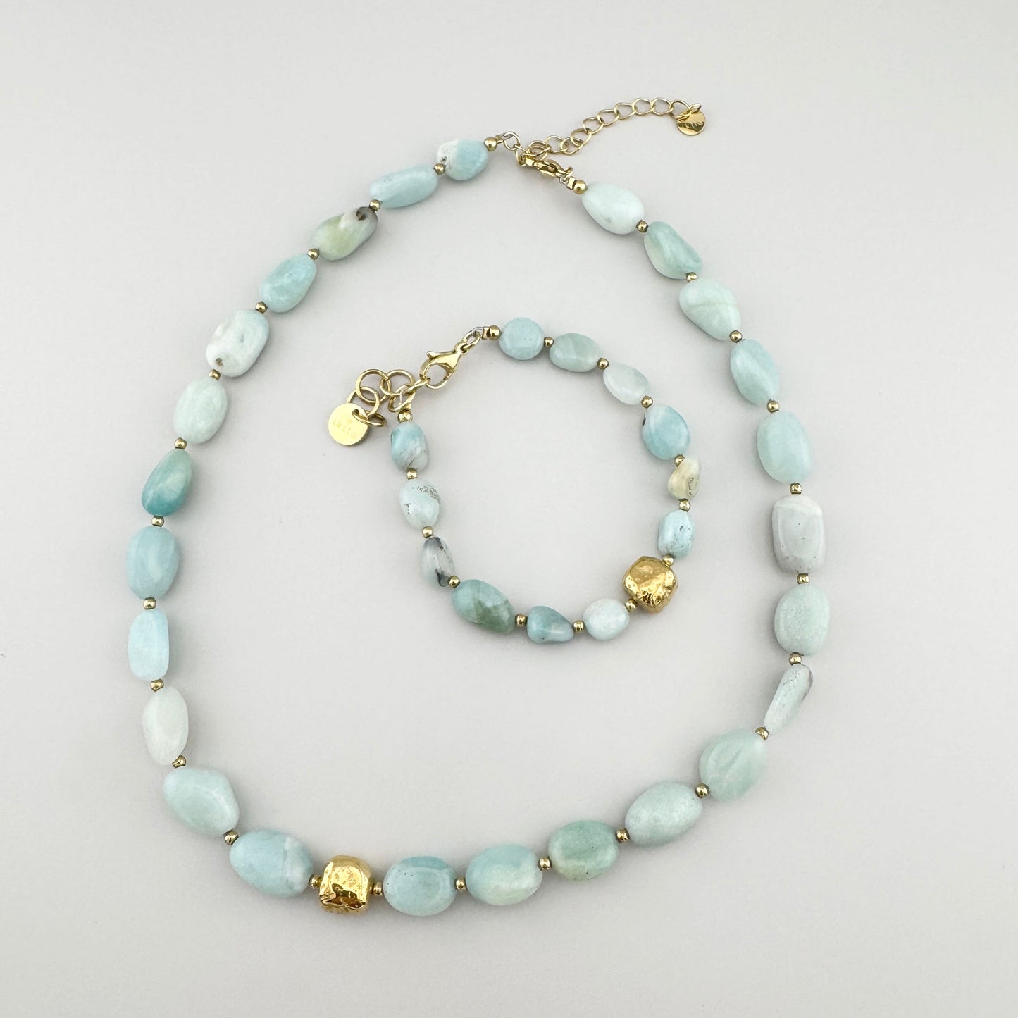 Collar con piedras de amazonita azul y separadores dorados, de la marca francesa Ikita.