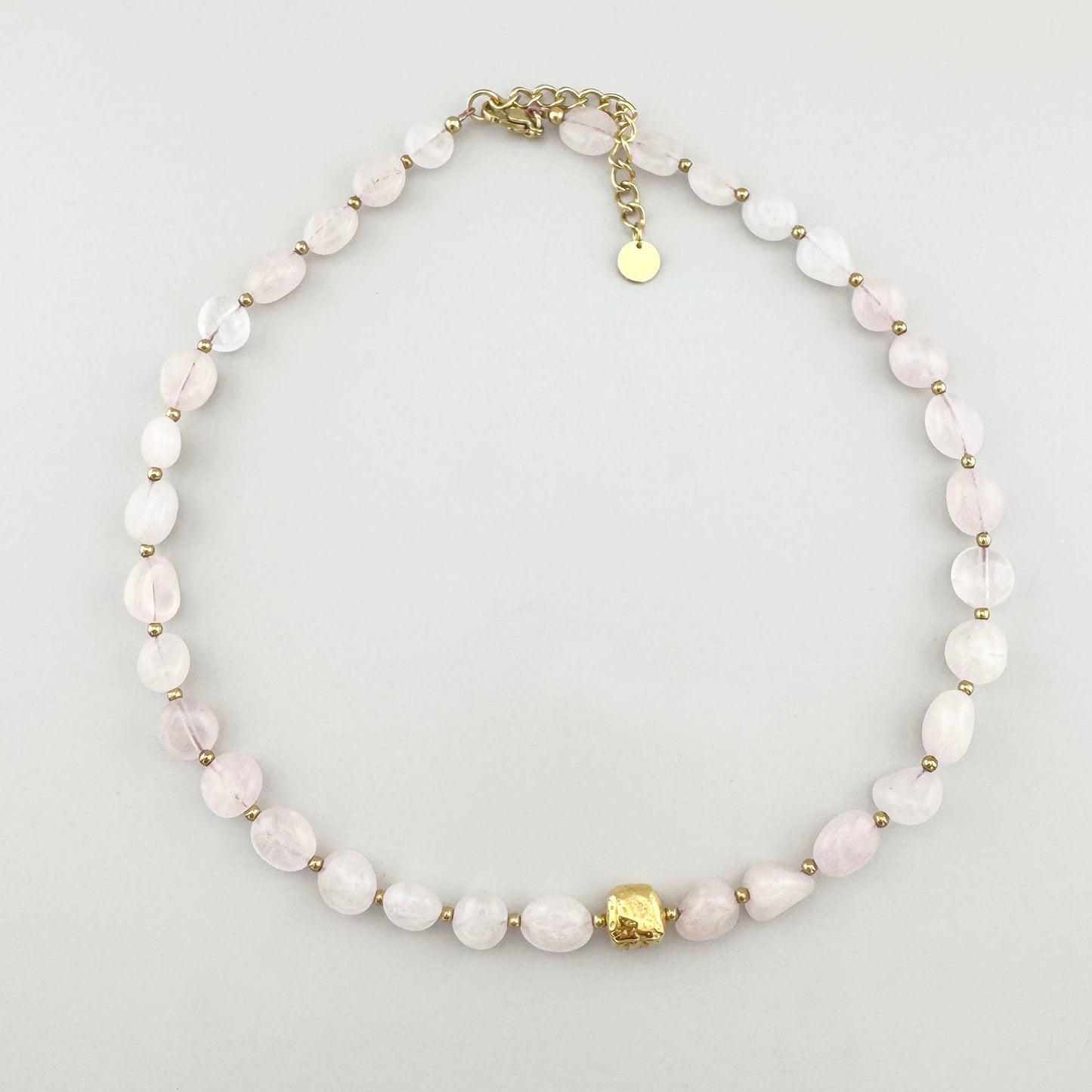 Collier en quartz rose naturel avec perle dorée, marque française Ikita.
