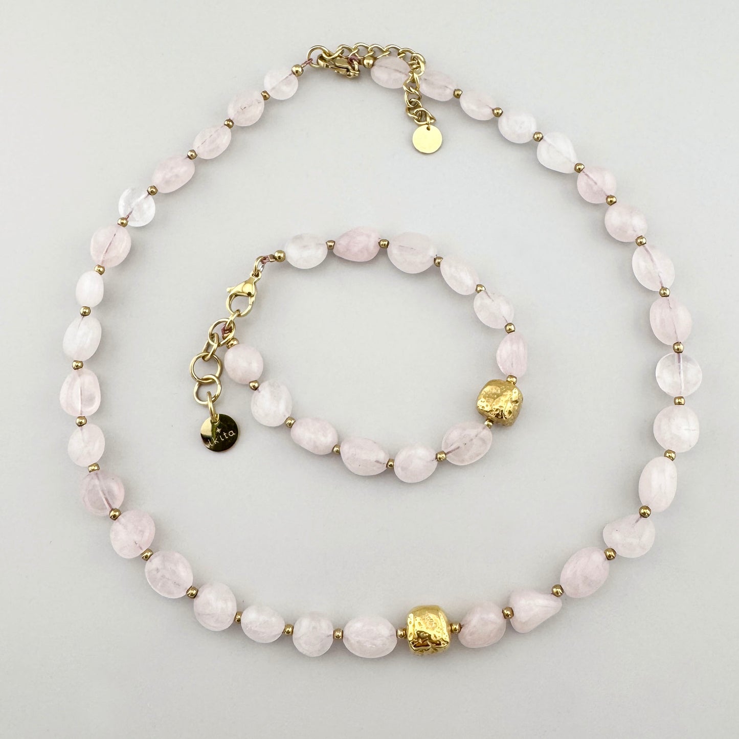 Halskette aus natürlichem Rosenquarz mit goldener Zierperle, französische Marke Ikita.