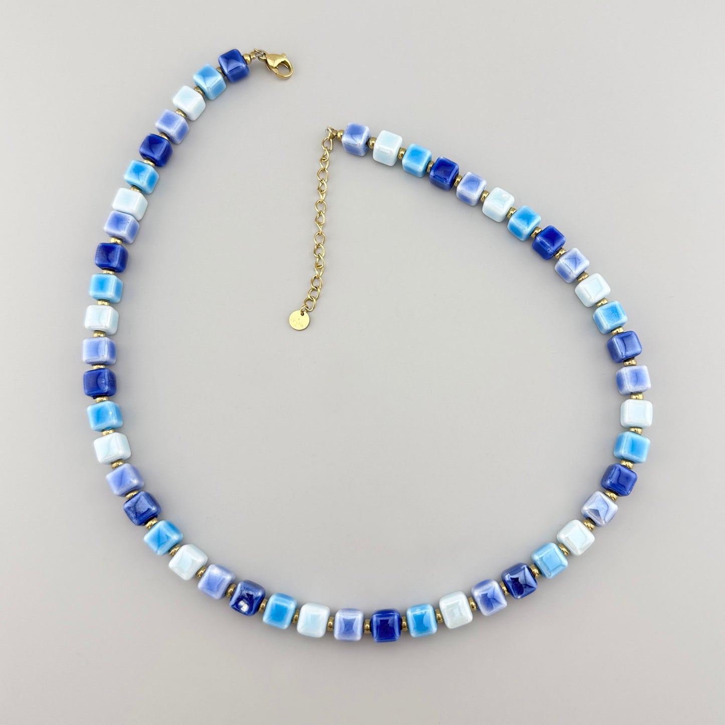 Halskette mit glänzenden blauen Keramikwürfeln, französische Marke Ikita.