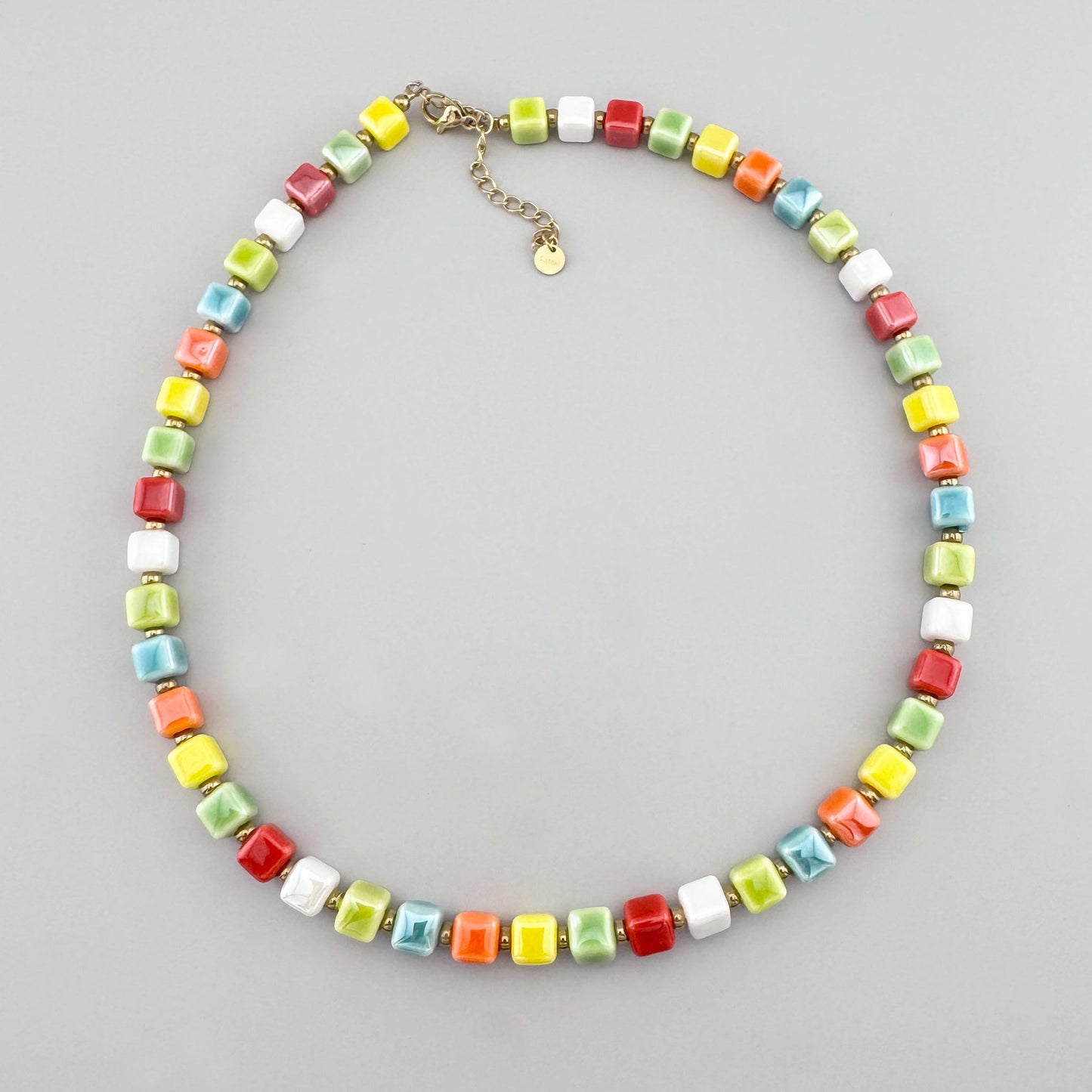 Collar con cubos cerámicos brillantes multicolores, de la marca francesa Ikita.