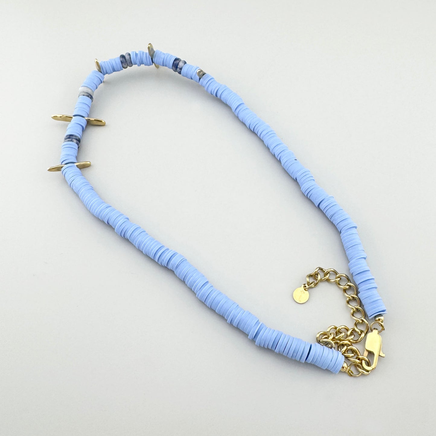 Choker con discos azules y piedras de sodalita, con detalles dorados, marca francesa Ikita.