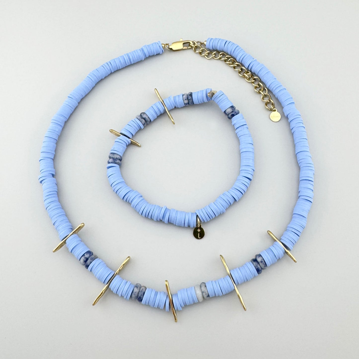 Collier choker en disques bleus et pierres de sodalite avec accents dorés, marque française Ikita.