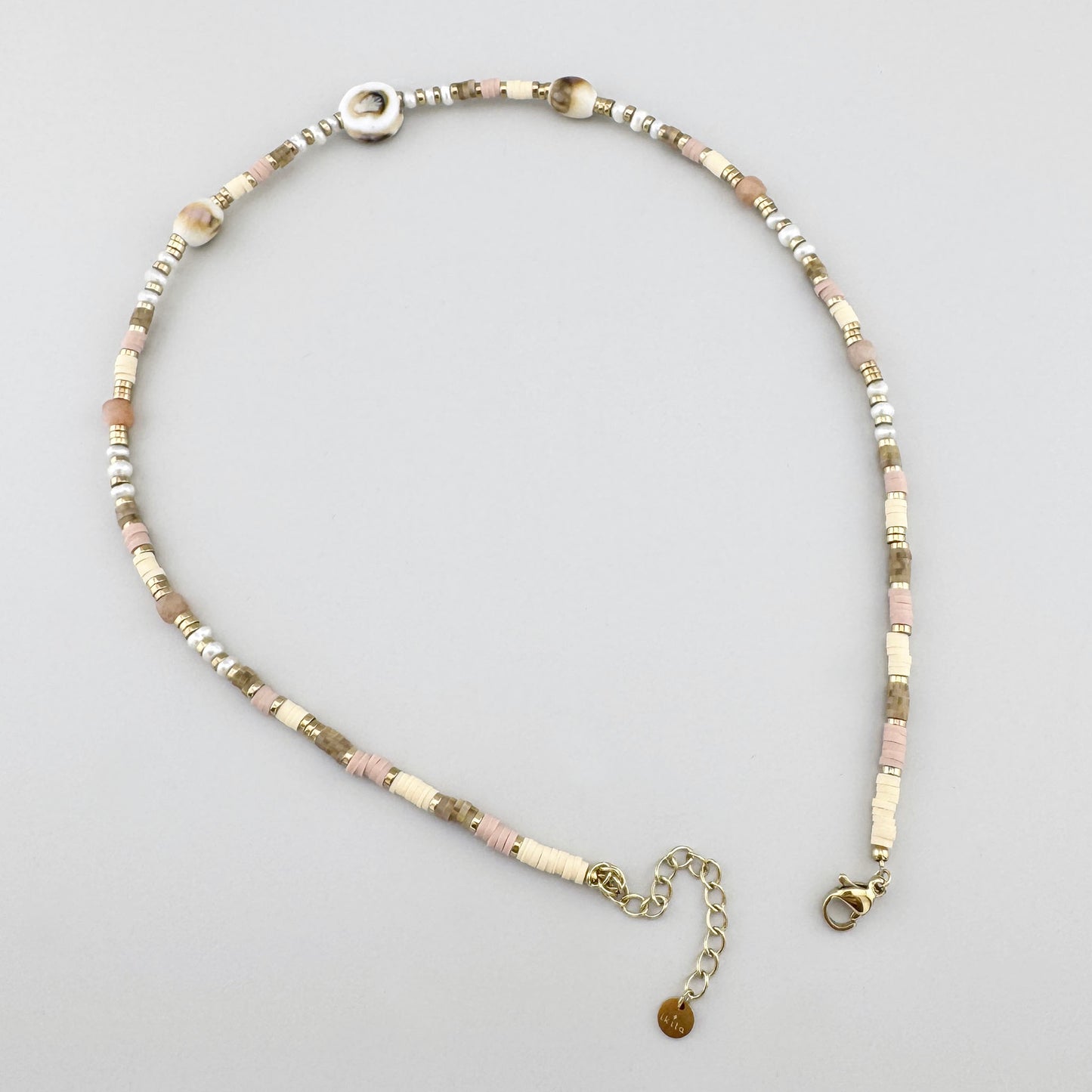 Collier avec perles en céramique pastel et perle centrale, marque française Ikita.