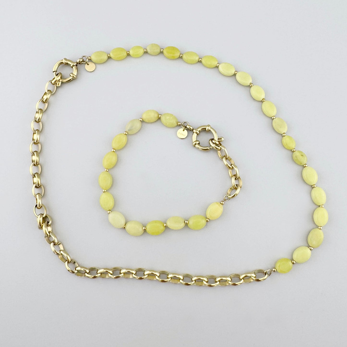 Collar asimétrico con jade amarillo limón y cadena dorada, de la marca francesa Ikita.