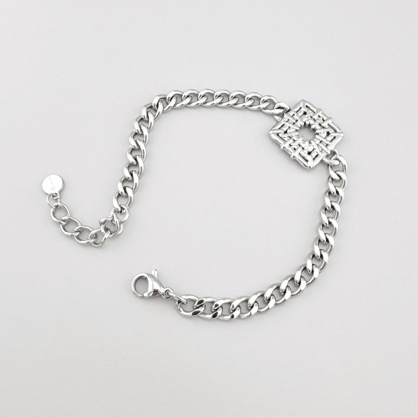 Edelstahl-Armband mit Kettengliedern und offen gearbeitetem quadratischem Element, französische Marke Ikita.