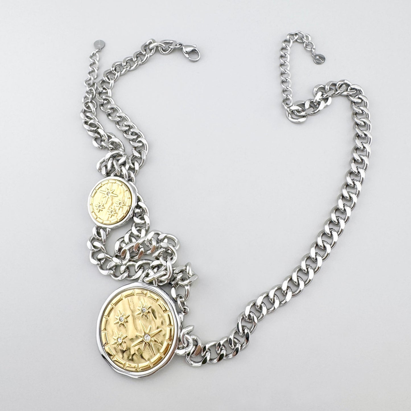 Kettenglieder-Armband aus Edelstahl mit silber-goldenem Medaillon und Sternengravur, französische Marke Ikita.