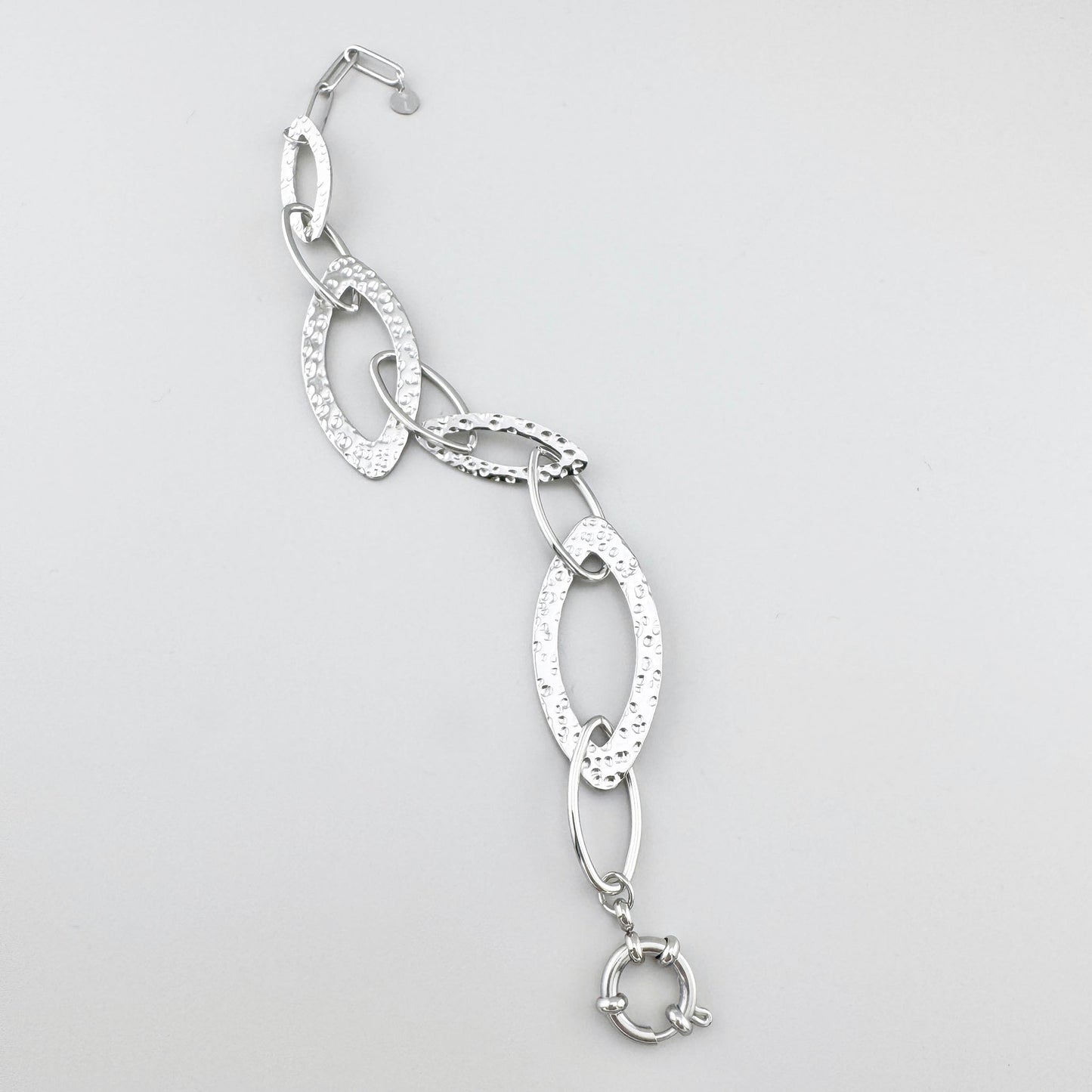 Armband aus Edelstahl mit gehämmerten elliptischen Gliedern, französische Marke Ikita.