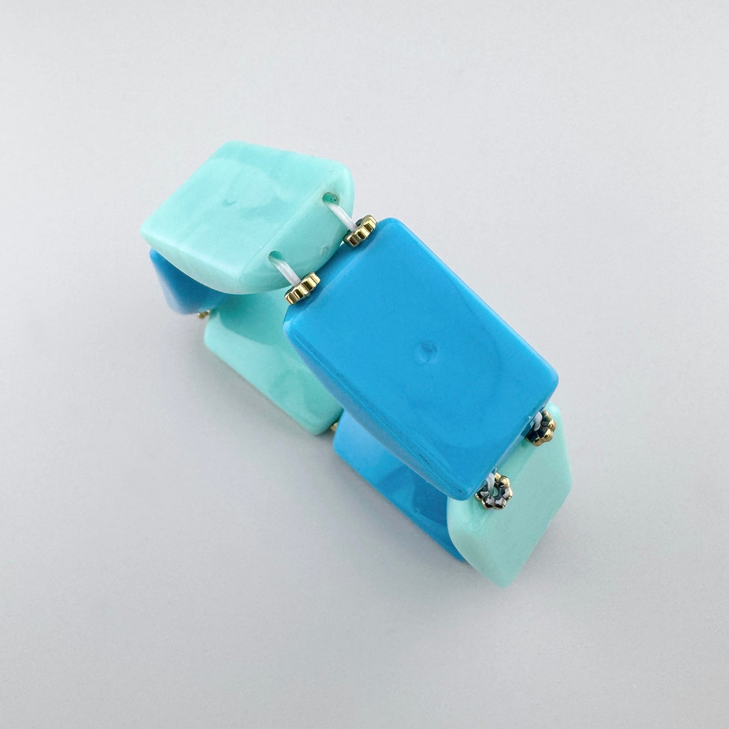 Еластична браслетка з намистинами в бірюзових і синіх відтінках, французький бренд Ikita.