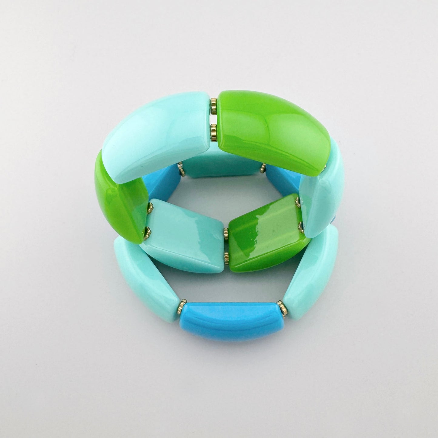 Elastisches Armband mit türkisfarbenen und blauen Perlen, französische Marke Ikita.