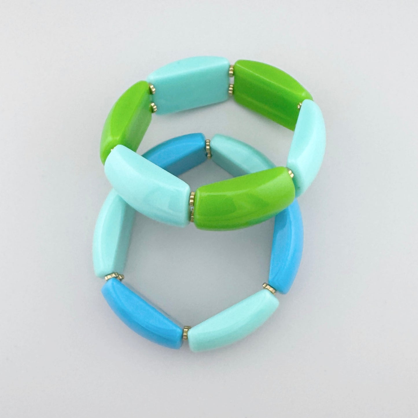 Armband aus Kunststoff in Grün- und Blautönen mit geometrischen Elementen, französische Marke Ikita.