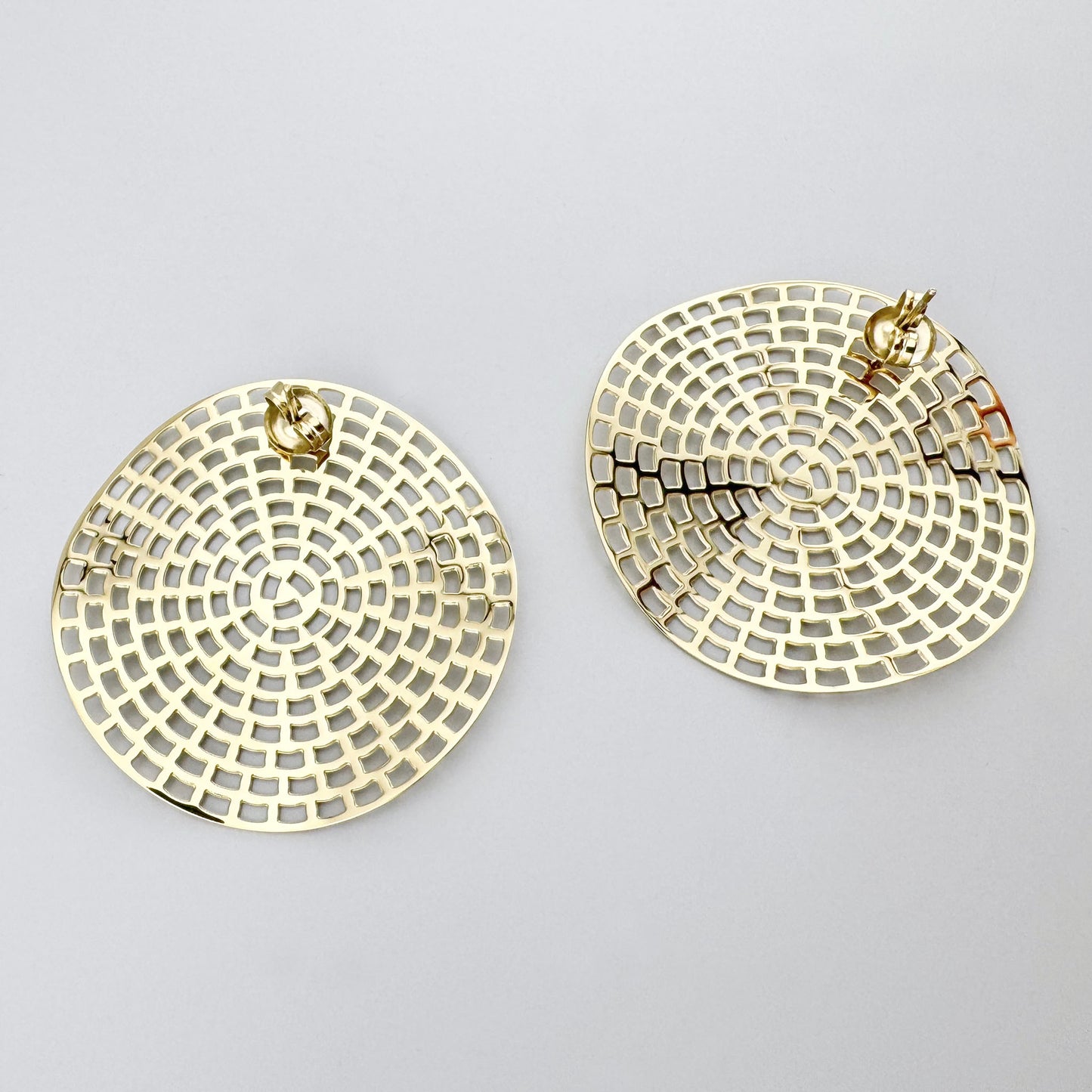 Boucles d’oreilles dorées en forme de cercles ajourés avec motif géométrique de mosaïque, marque française Ikita.