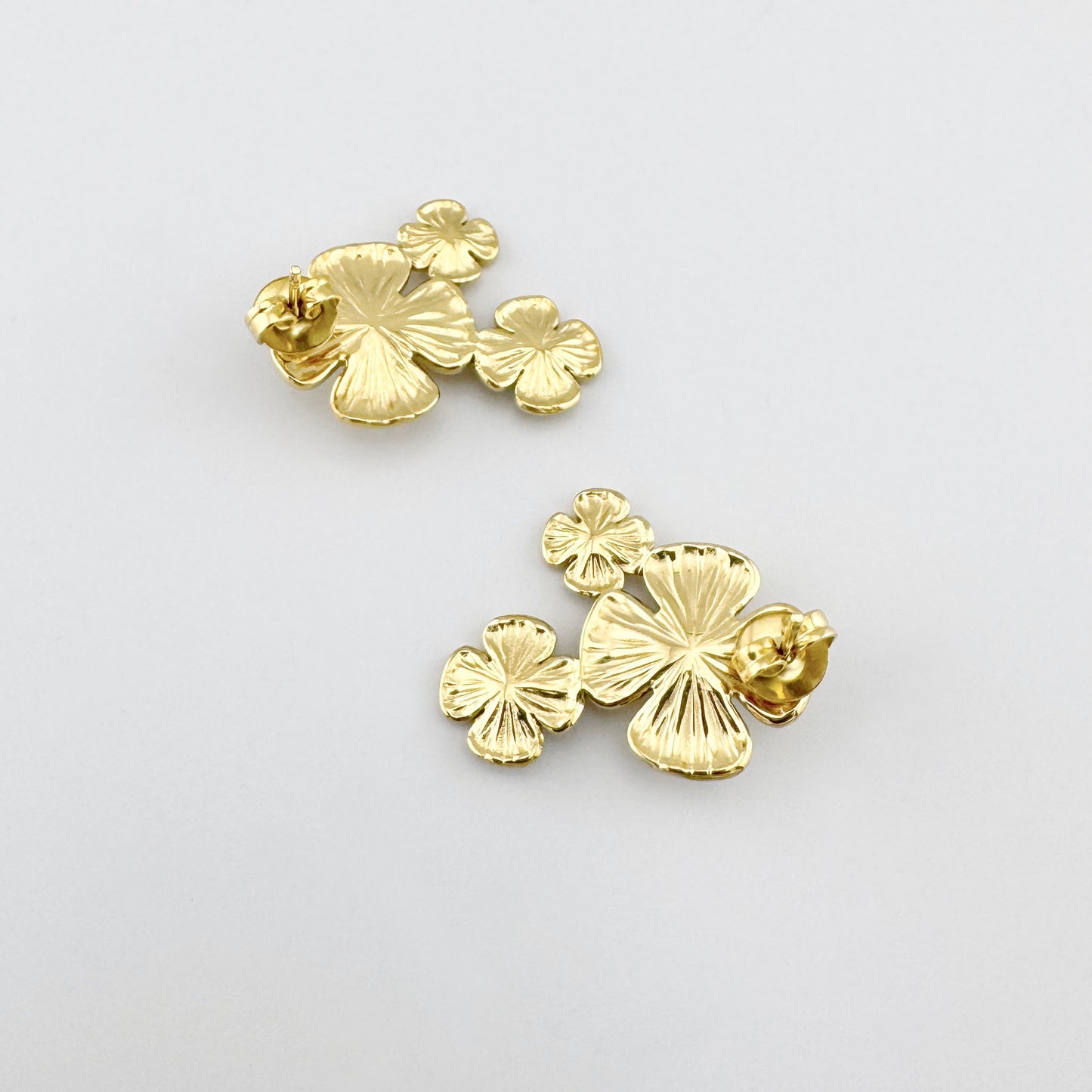 Boucles d’oreilles en forme de fleurs dorées avec détail en perle au centre, marque française Ikita.