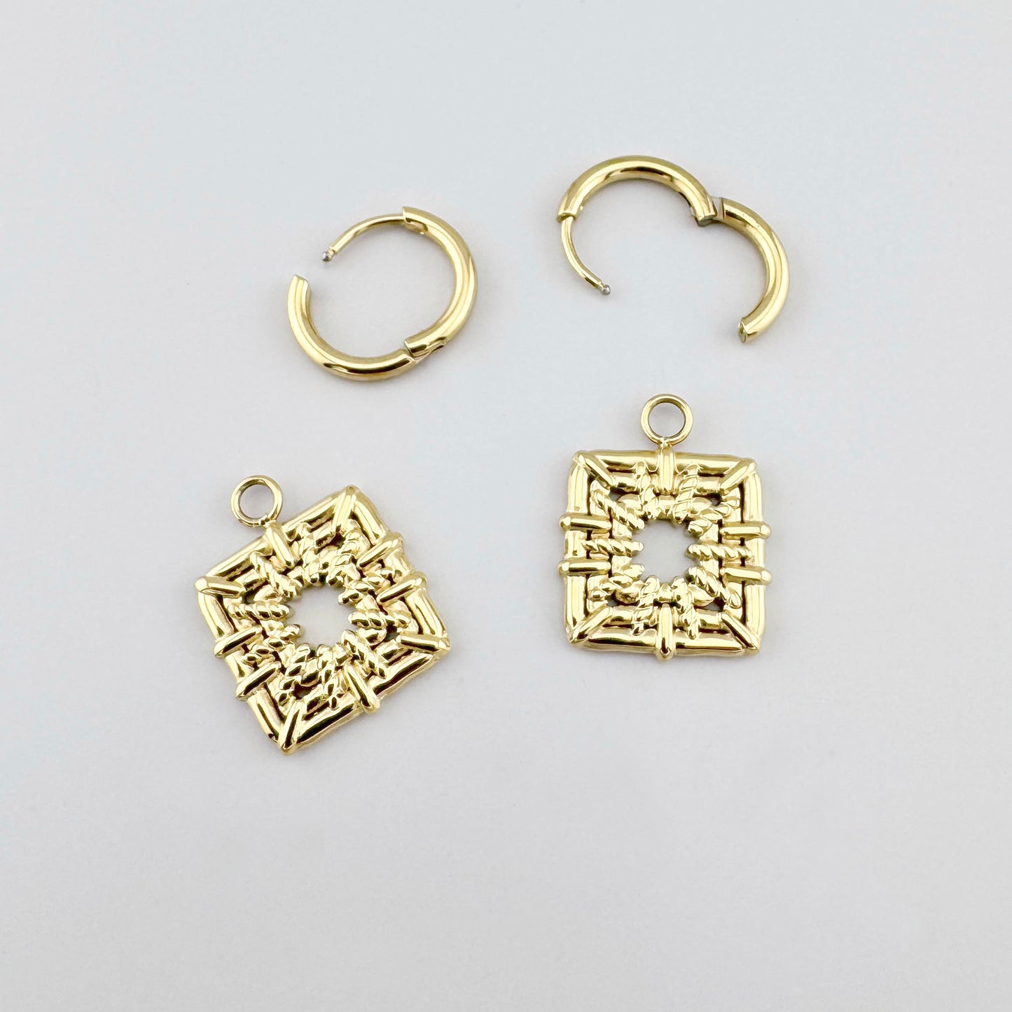 Aros con colgantes geométricos dorados en forma de rectángulo calado, marca francesa Ikita.