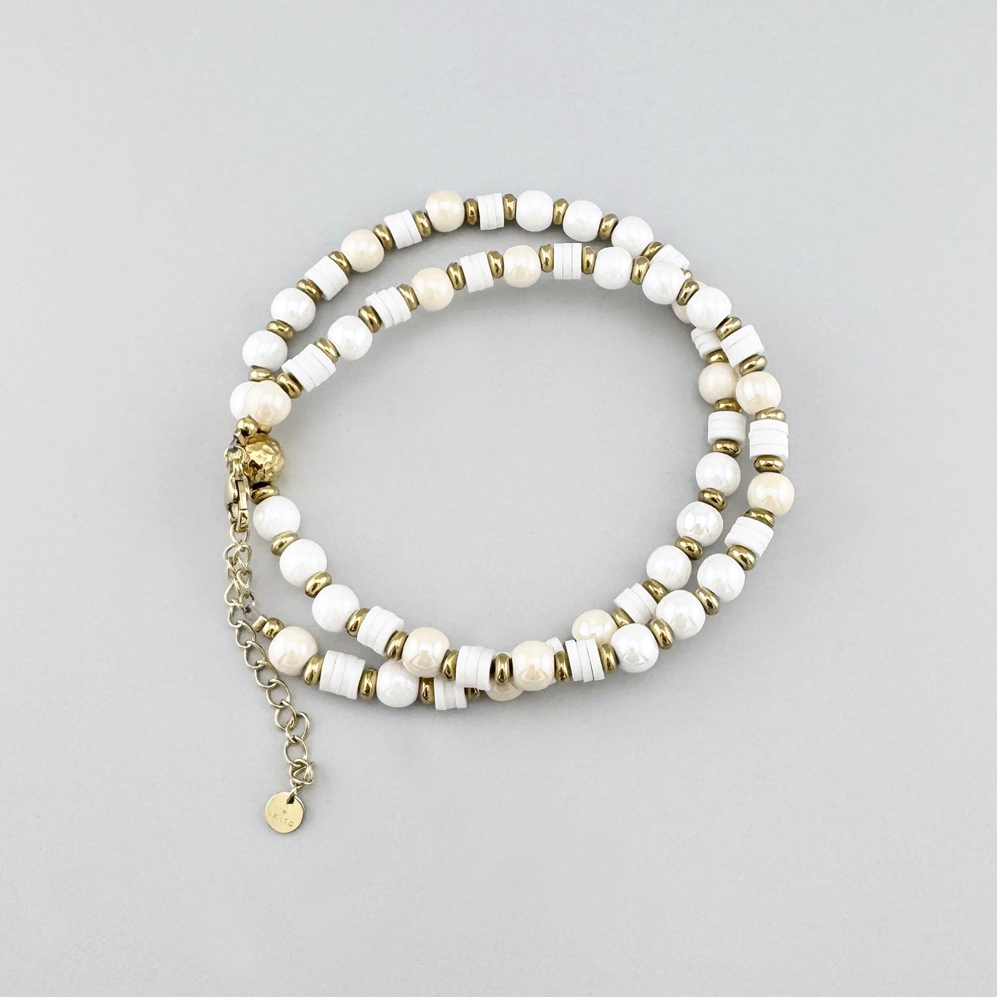 Collar con cuentas cerámicas redondas en tonos blanco y crema, marca francesa Ikita.