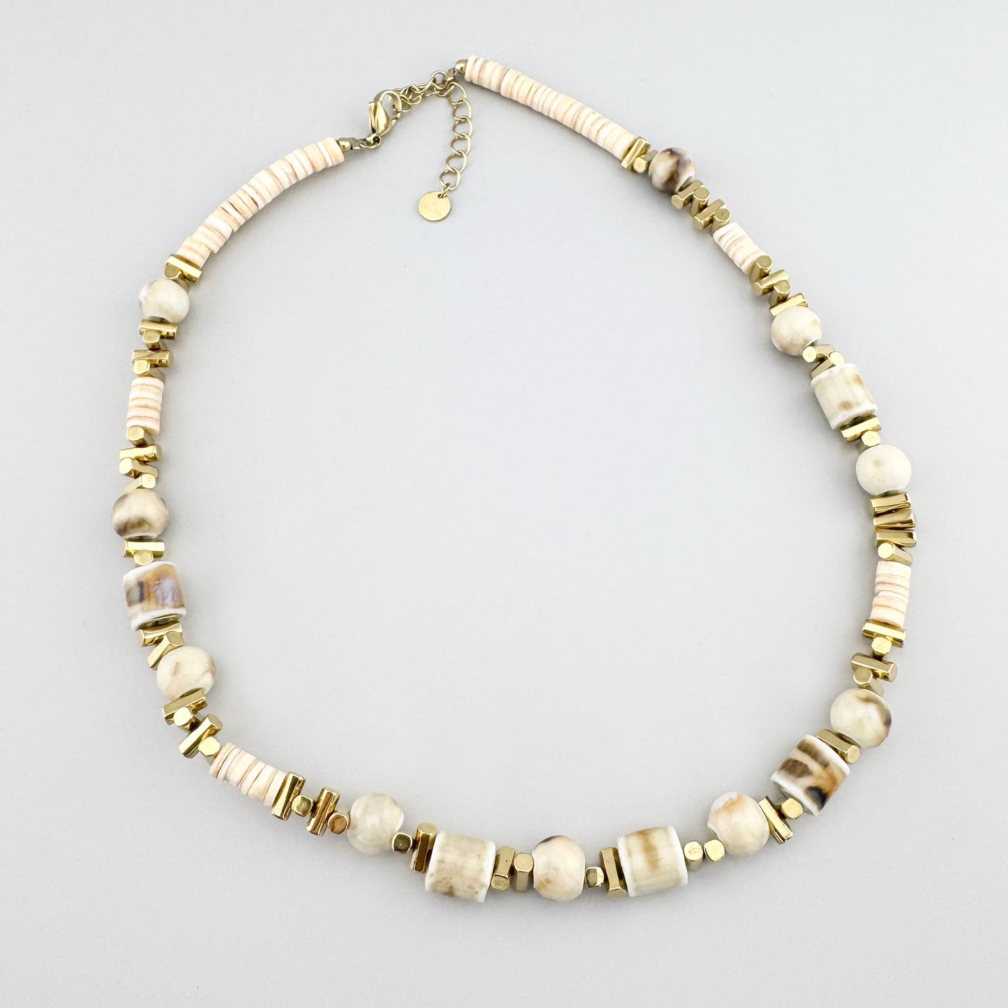 Collar con cuentas cerámicas en tonos beige y detalles dorados, marca francesa Ikita.