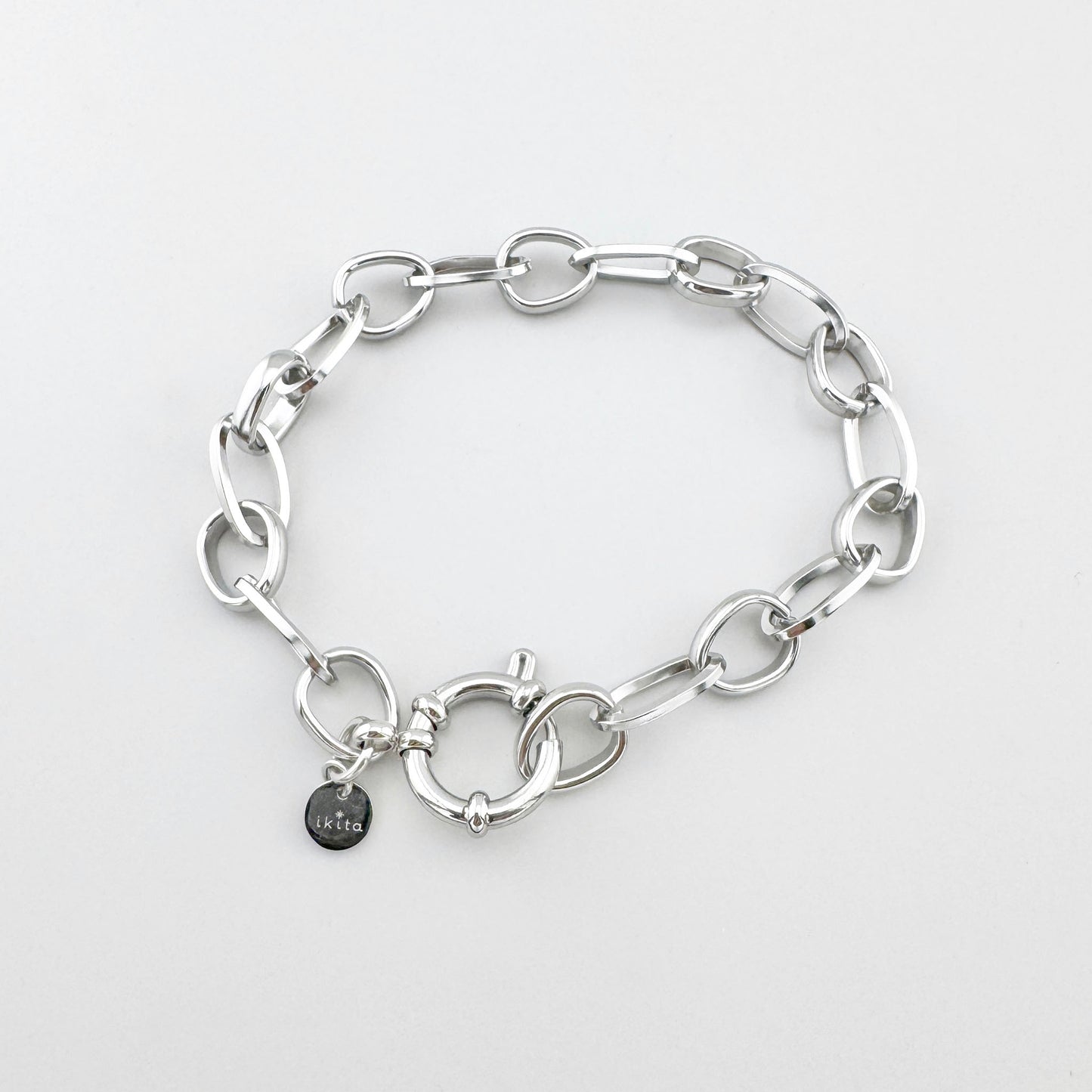 Bracelet en acier inoxydable avec maillons modernes et fermoir rond, marque française Ikita.