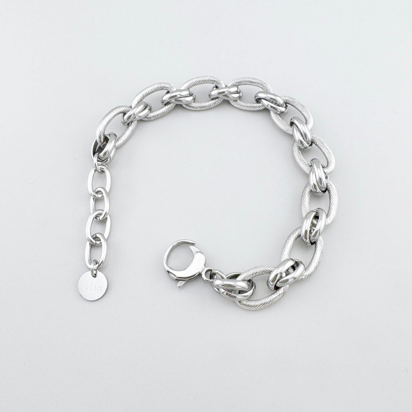 Bracelet en acier inoxydable avec maillons lisses et texturés, marque française Ikita.