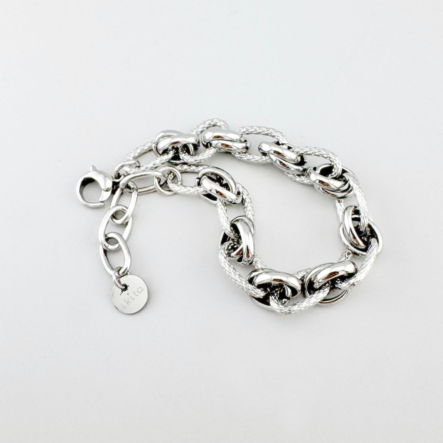 Bracelet en acier inoxydable avec maillons lisses et tressés en contraste, marque française Ikita.