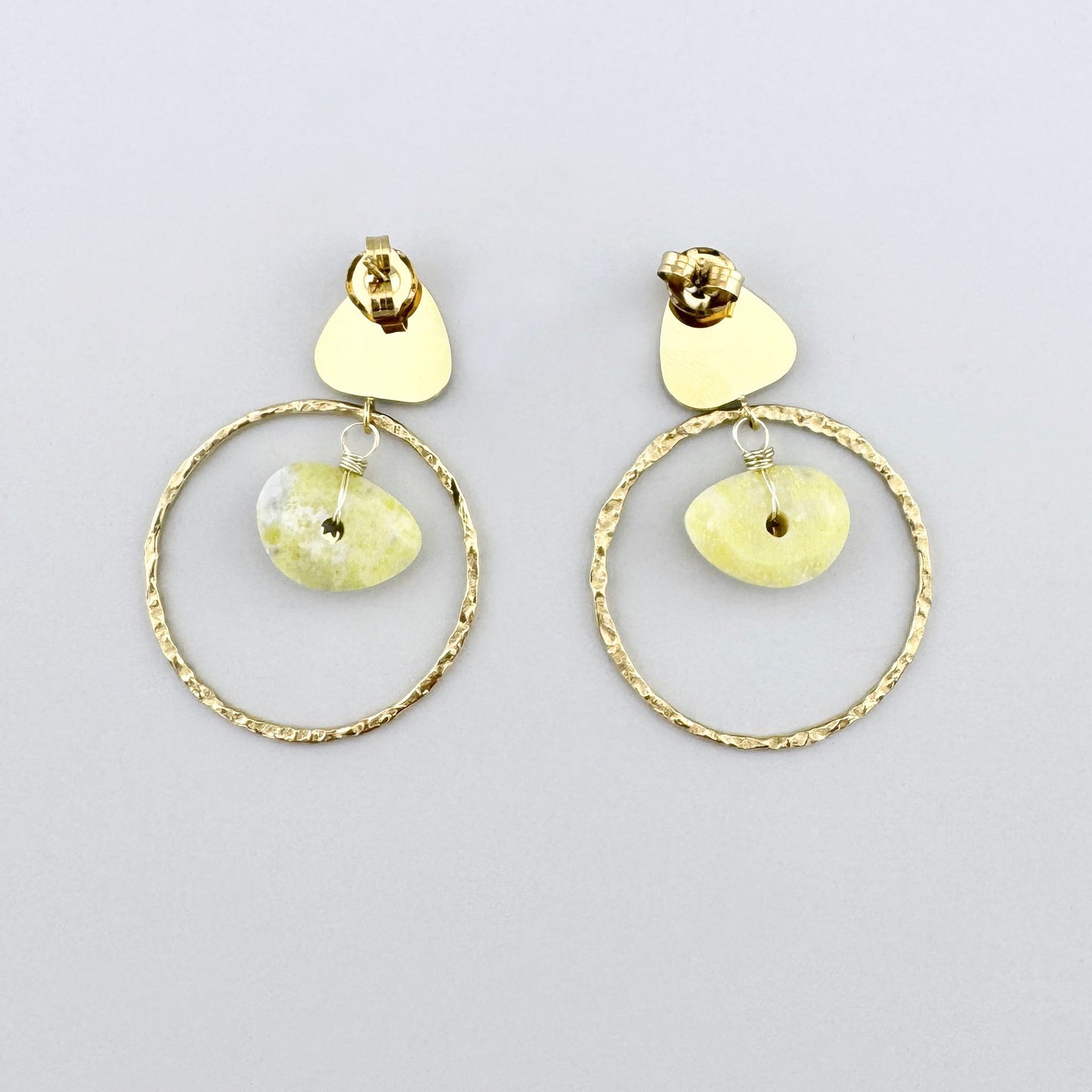 Pendientes con aros martillados y colgante de jade amarillo, adornados con detalle dorado en forma de estrella, marca francesa Ikita.