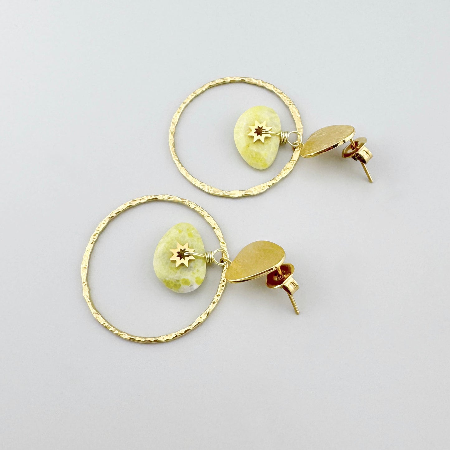 Ohrringe mit gehämmerten Kreisen und gelbem Jade-Anhänger, verziert mit einem goldenen Stern, französische Marke Ikita.
