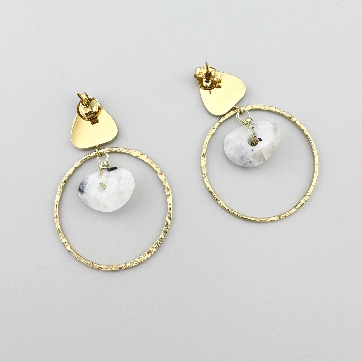 Pendientes con colgante de labradorita natural y adorno dorado en forma de estrella, marca francesa Ikita.