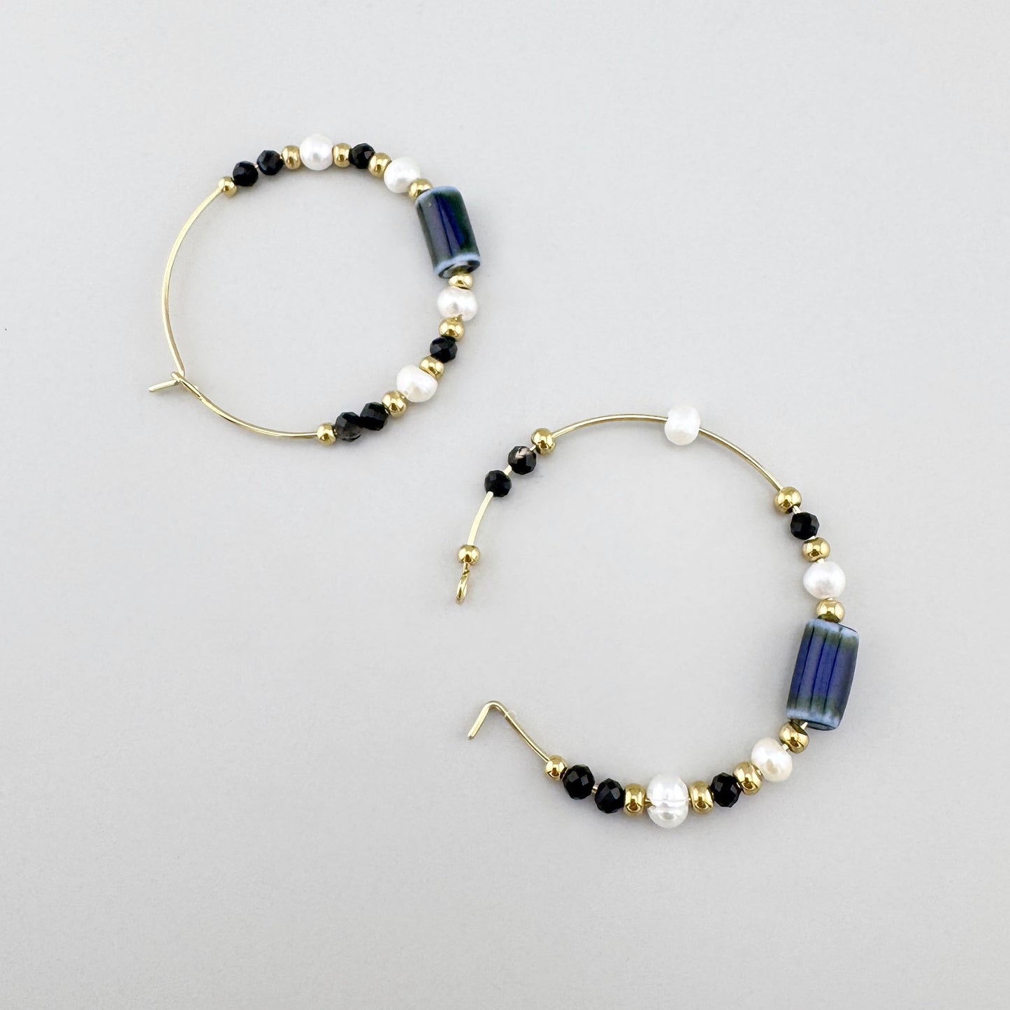 Pendientes de aro con perlas de agua dulce, cristales negros y cuentas cerámicas azul-negras, marca francesa Ikita.