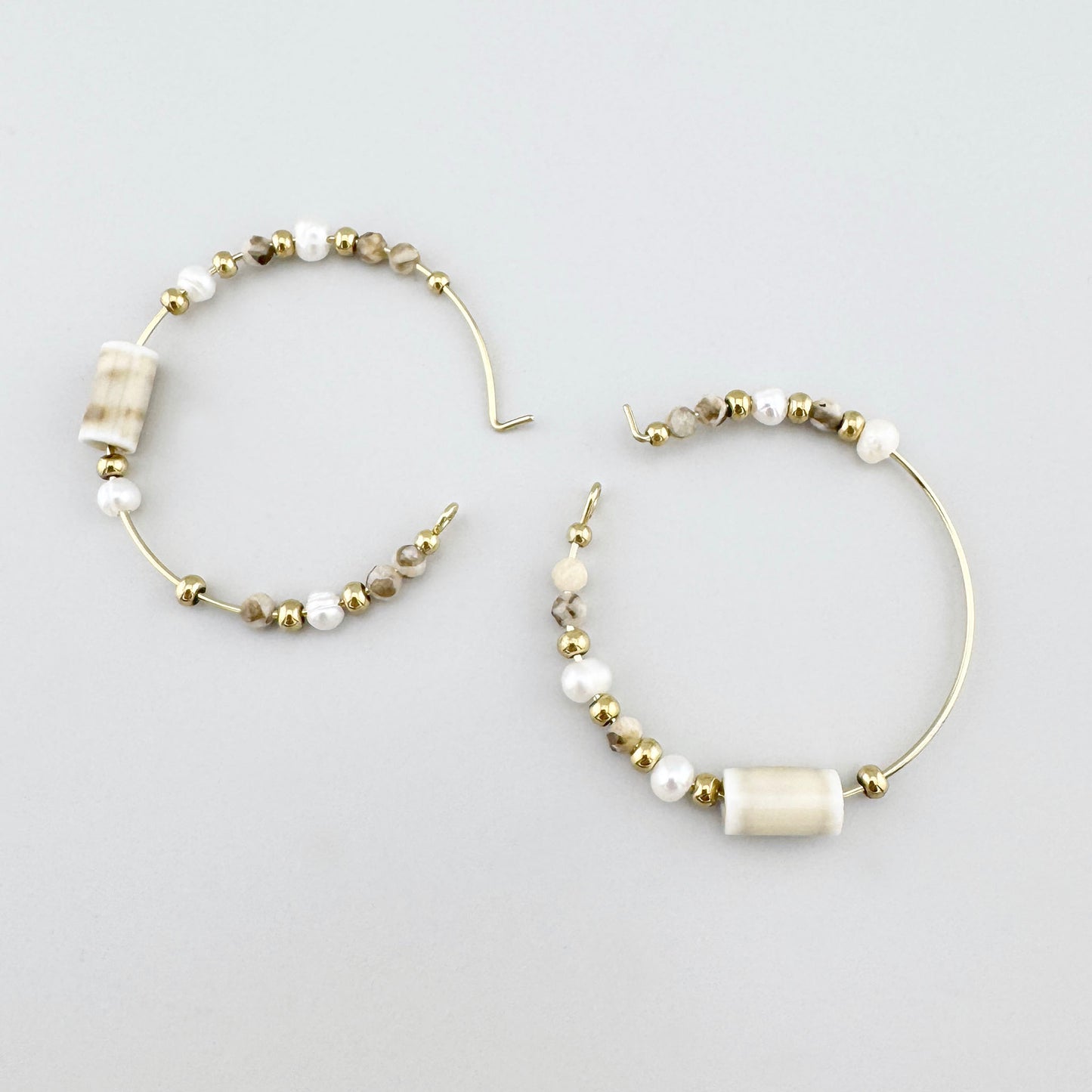 Kreolen mit Süßwasserperlen und beigefarbenem Keramikperle, französische Marke Ikita.