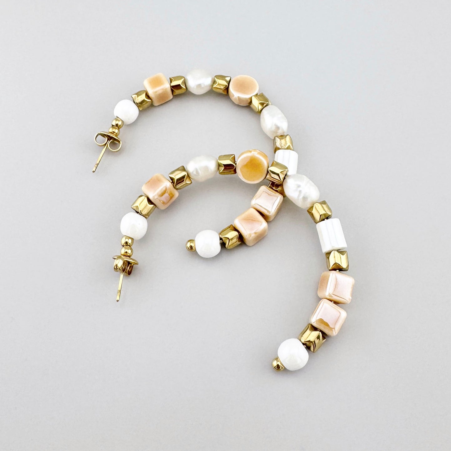 Boucles d’oreilles en forme de cercles avec perles naturelles, perles en céramique et dorées, marque française Ikita.
