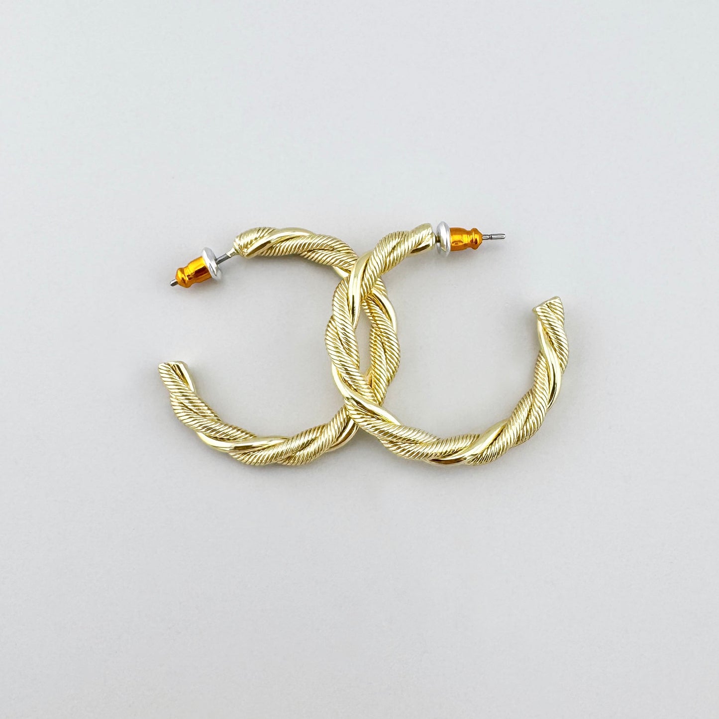 Pendientes de aro con diseño trenzado dorado, marca danesa Pilgrim.