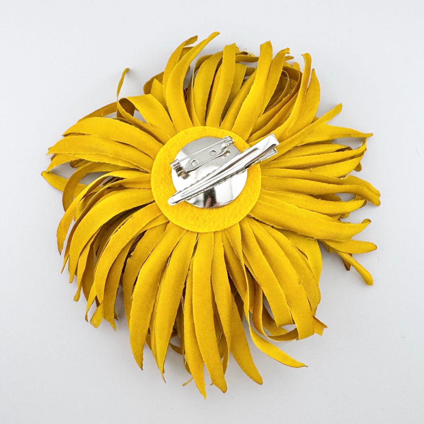 Broche en forme de chrysanthème jaune moutarde, marque espagnole Sonata.