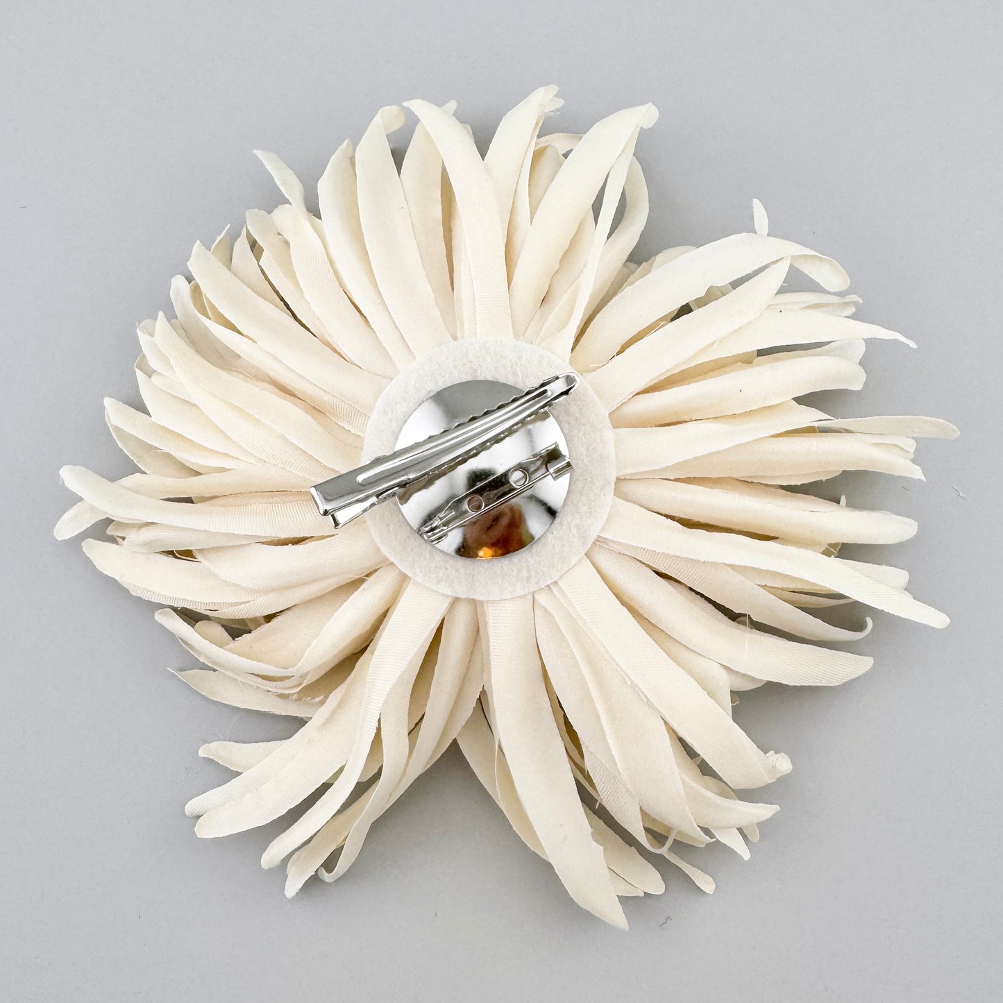 Broche en forme de chrysanthème en tissu crème, marque espagnole Sonata.