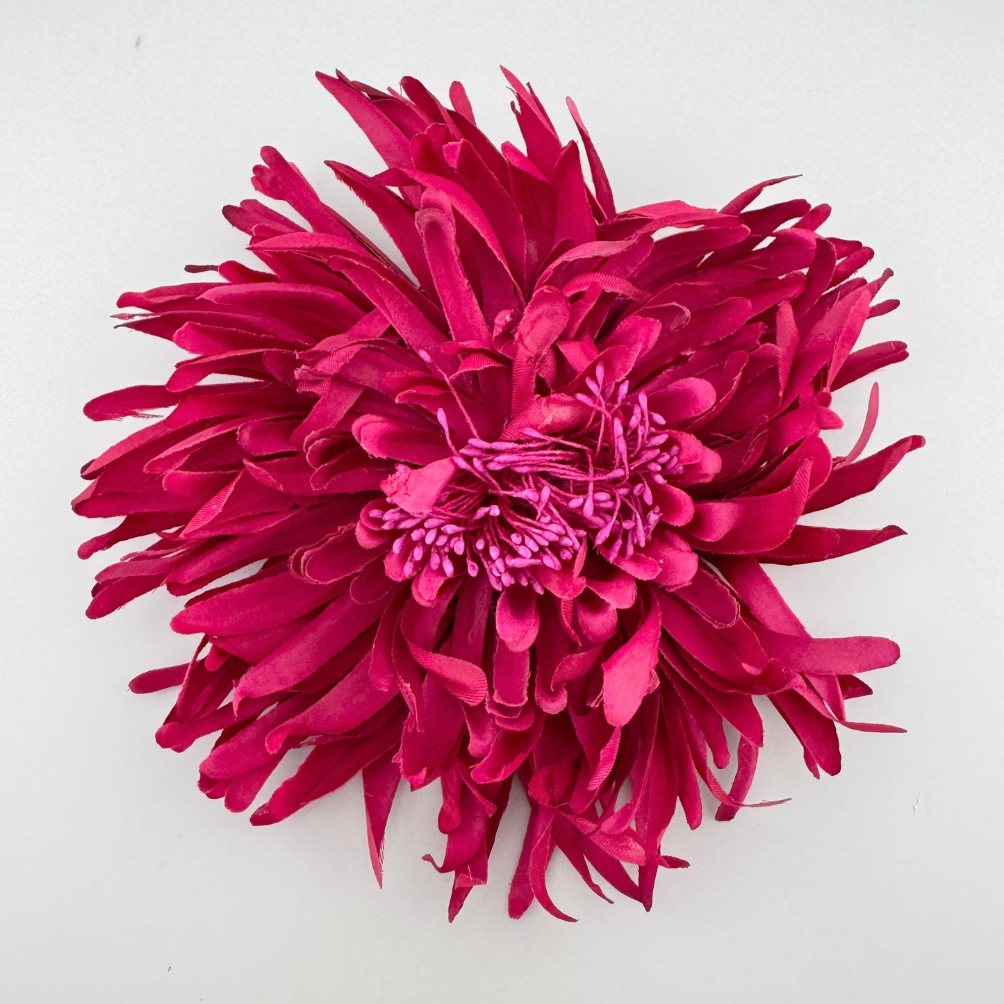 Brosche in Chrysanthemenform aus Stoff in kräftigem Fuchsiaton, spanische Marke Sonata.