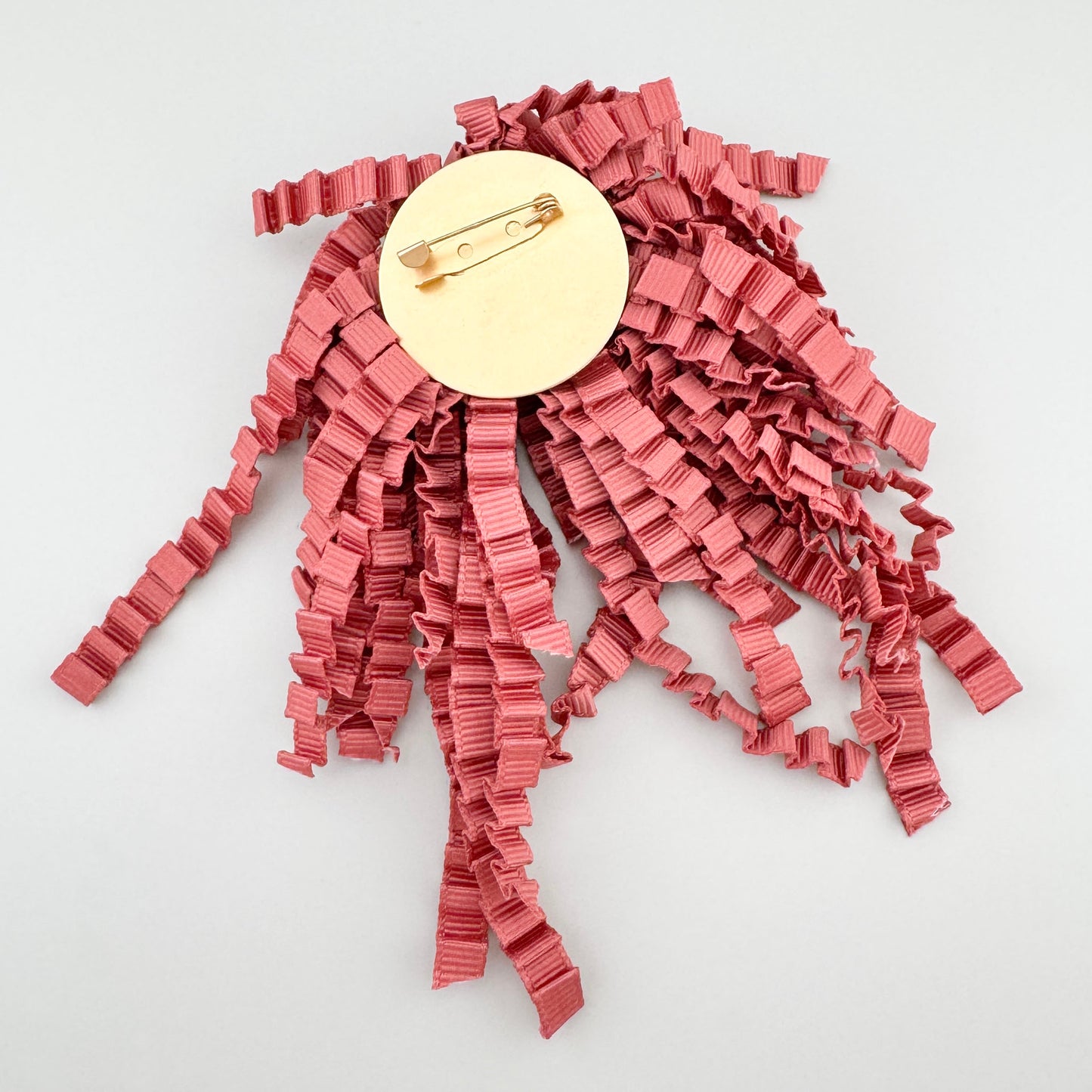 Broche de cintas rosas retorcidas con estructura tridimensional, marca española Sonata.