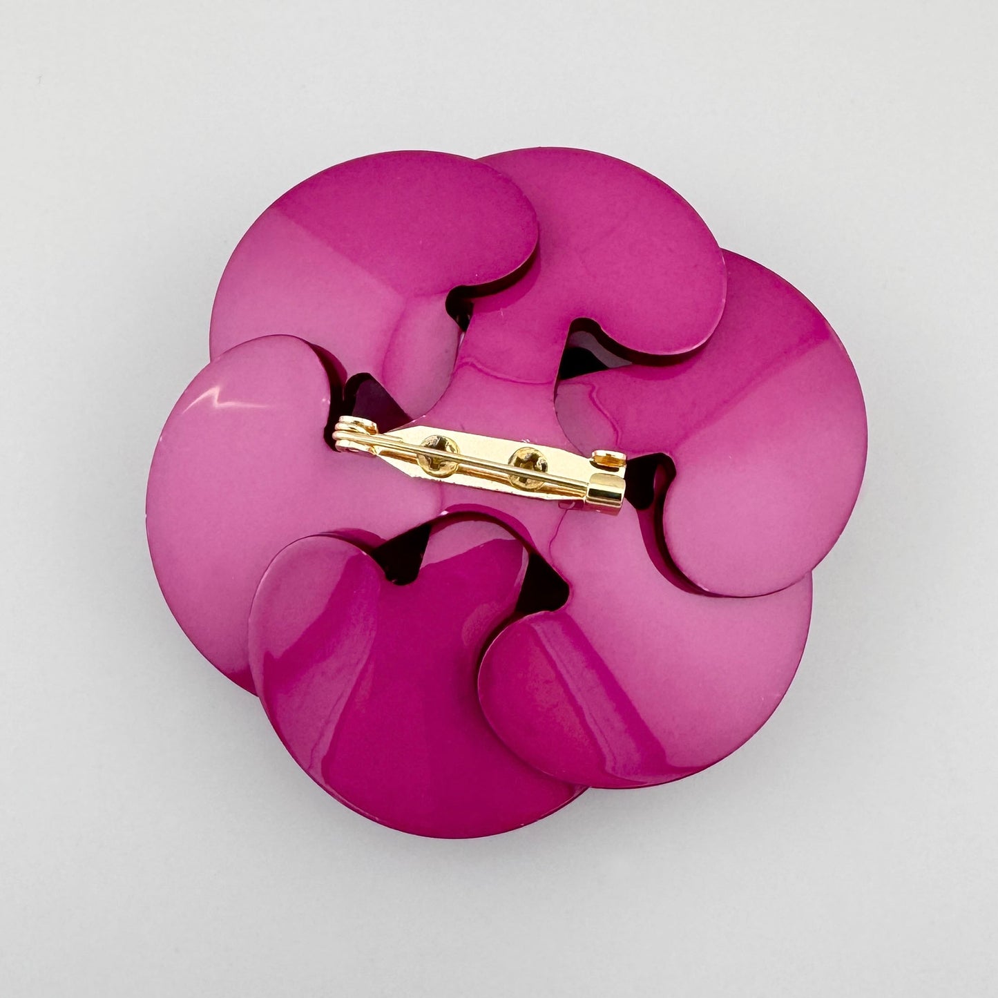 Broche en forme de rose en acrylique brillant couleur fuchsia, de la marque espagnole Sonata.