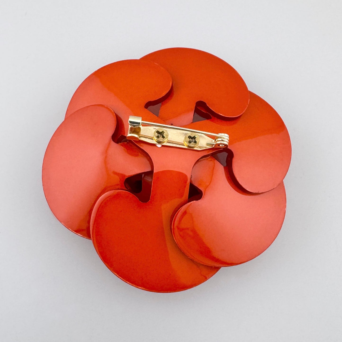 Broche en forma de rosa de resina brillante color naranja, de la marca española Sonata.