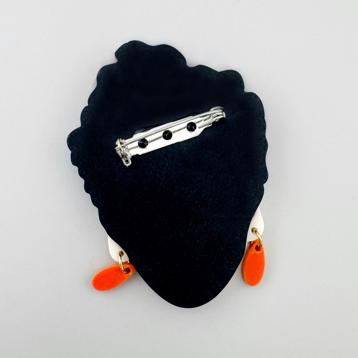 Broche représentant Frida Kahlo avec des fleurs pastel et des boucles d’oreilles bleues, marque espagnole Sonata.