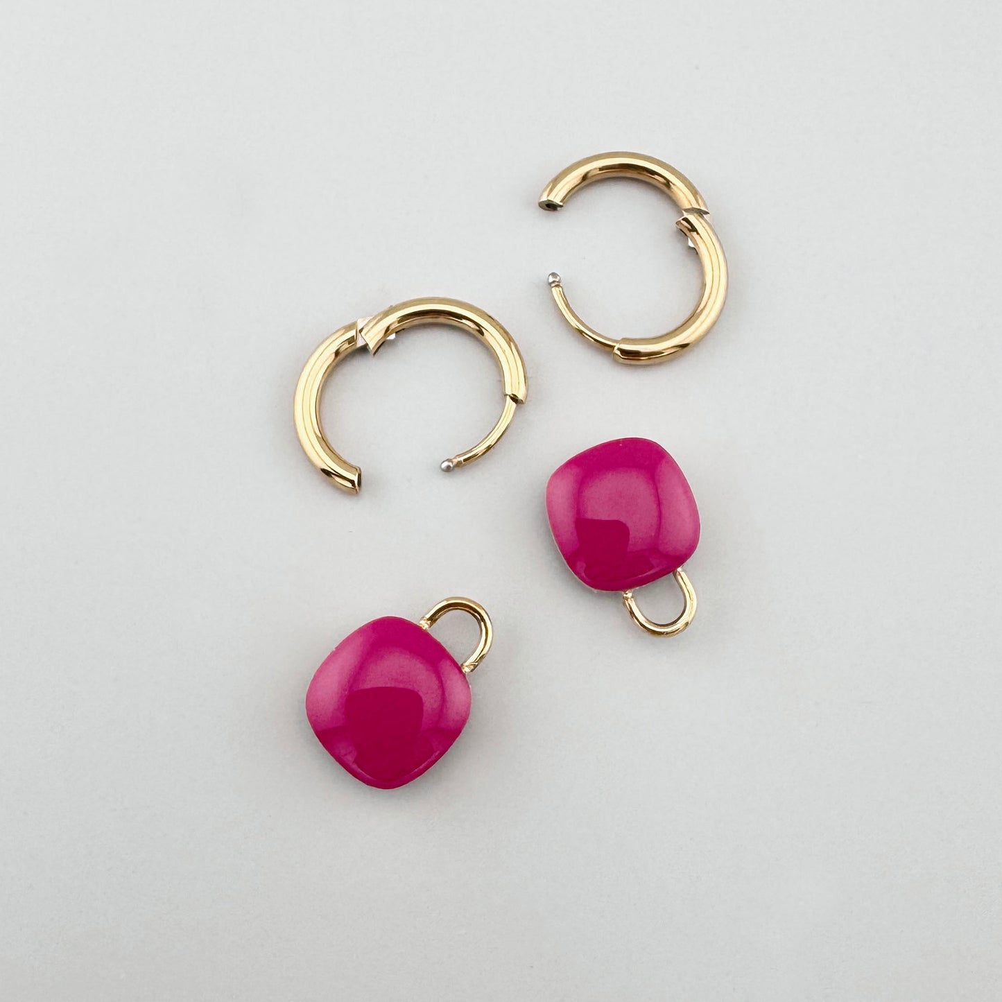 Créoles dorées avec pendentifs émaillés roses, marque française Cannelle.